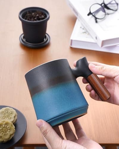 ZENS Teetasse mit Deckel und Teesieb für Tee Liebhaber bei\viewschiebung und Atemluft, 450ml, Große Holzgriff Matte Kera
